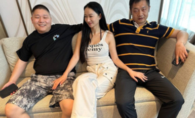 極品空姐滿身大漢，被各種調教玩弄，粉潤蝴蝶穴掰開特寫，道具速插下體，淫叫不斷 (1)