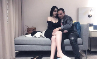 極品大奶妹，一般人不懂她的好，會玩夫撩，沙發上操穿上情趣裝口交抽插猛操