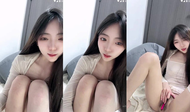 長腿嫩足顏值小母狗，連體黑絲透視裝，嫩足展示淫語挑逗，跪地自慰各種道具深插騷穴 (3)