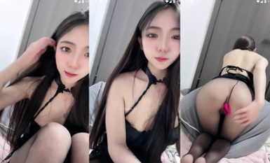 長腿嫩足顏值小母狗，連體黑絲透視裝，嫩足展示淫語挑逗，跪地自慰各種道具深插騷穴 (14)