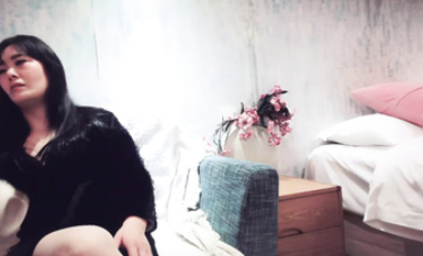 網約美人妻，吃菠蘿調情，她更會調情，玉足在襠下來回摩擦，床上激情啪啪