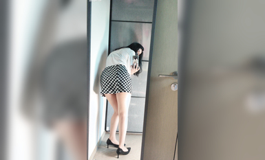 抖音網紅反差母狗『奶咪』可愛少女九月新作《你的性感女同事》高跟灰絲 (2)