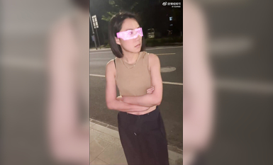 貴在真實！兩個小騷貨出軌被老公現場抓包當面對質！老頭頭頂綠油油騷貨出軌健身教練被抓包 (2)