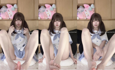 【玉足蘿莉風嫩妹】，可愛雙馬尾，露臉小美女【要要餓暈了】推特福利，自慰口交足交，性愛，小母狗屬性拉滿 (1)