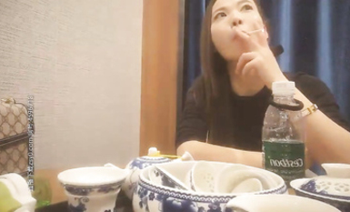 約了個馬尾少婦過520，她爽，我更爽，調情扣逼69互舔扭動後入猛操呻吟嬌喘非常誘人