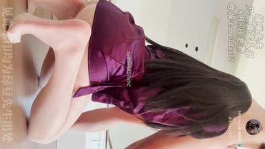 D先生與C小姐8月8日最新 紫色長衫加上肉絲絲襪，把她翻過來對著騷穴進入，猛猛的爆插。