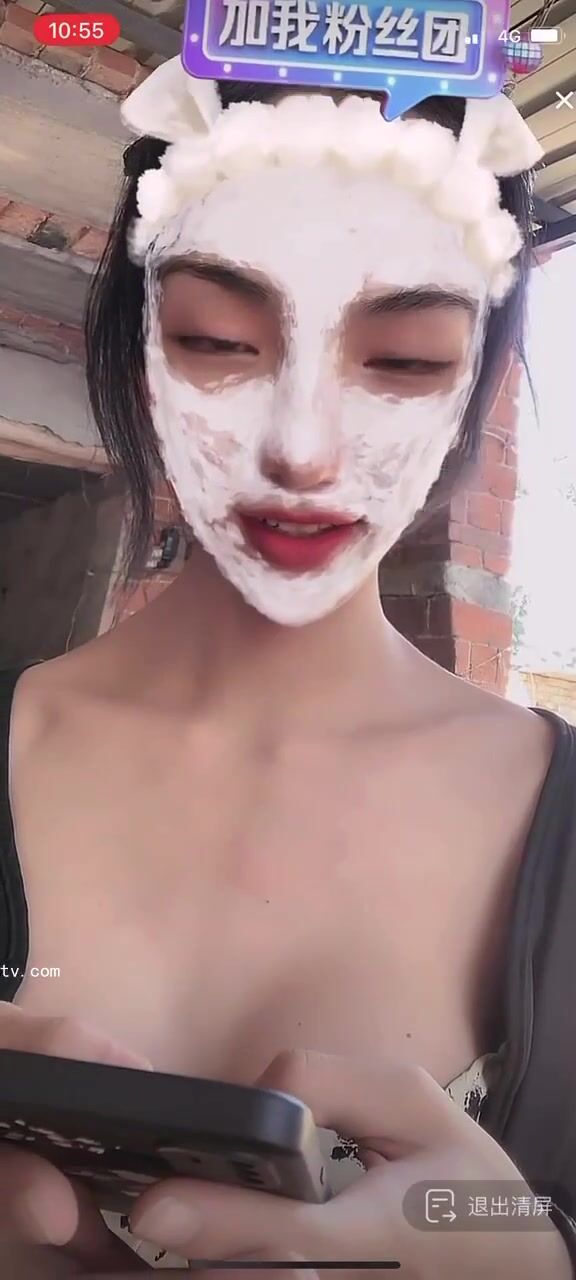 最新《瘋狂抖音》外篇之《抖音擦邊3》顏值主播直播各顯神通 閃現 走光露點 刷邊PK (47)