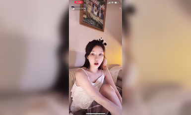 最新《瘋狂抖音》外篇之《抖音擦邊3》顏值主播直播各顯神通 閃現 走光露點 刷邊PK (52)