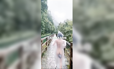 抖音80W粉絲推特網紅超萌蘿莉反差婊一隻喔私拍視圖大量流出人前露出3P喝尿野戰騷中極品 (132)