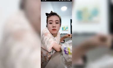 最新《瘋狂抖音》外篇之《抖音擦邊3》顏值主播直播各顯神通 閃現 走光露點 刷邊PK (154)