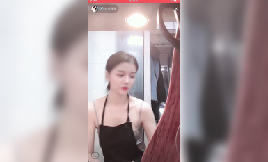 最新《瘋狂抖音》外篇之《抖音擦邊3》顏值主播直播各顯神通 閃現 走光露點 刷邊PK (27)