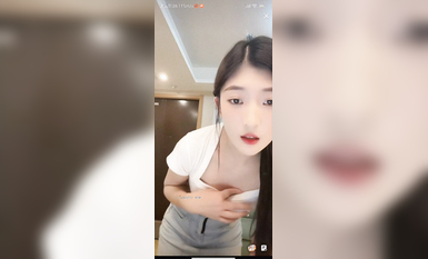 最新《瘋狂抖音》外篇之《抖音擦邊3》顏值主播直播各顯神通 閃現 走光露點 刷邊PK (10)