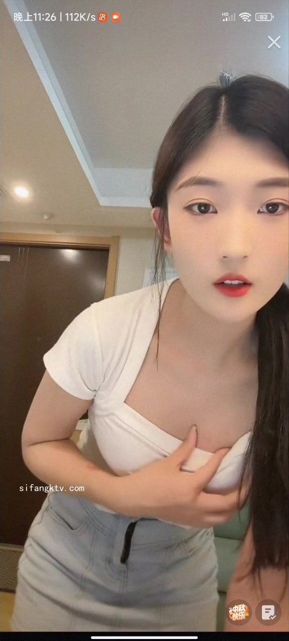 最新《瘋狂抖音》外篇之《抖音擦邊3》顏值主播直播各顯神通 閃現 走光露點 刷邊PK (10)