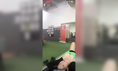 最新《瘋狂抖音》外篇之《抖音擦邊3》顏值主播直播各顯神通 閃現 走光露點 刷邊PK (137)