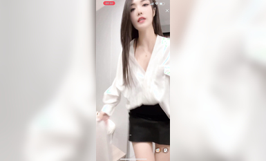 最新《瘋狂抖音》外篇之《抖音擦邊3》顏值主播直播各顯神通 閃現 走光露點 刷邊PK (48)