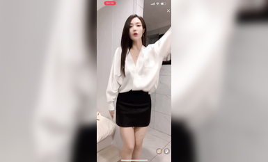 最新《瘋狂抖音》外篇之《抖音擦邊3》顏值主播直播各顯神通 閃現 走光露點 刷邊PK (48)