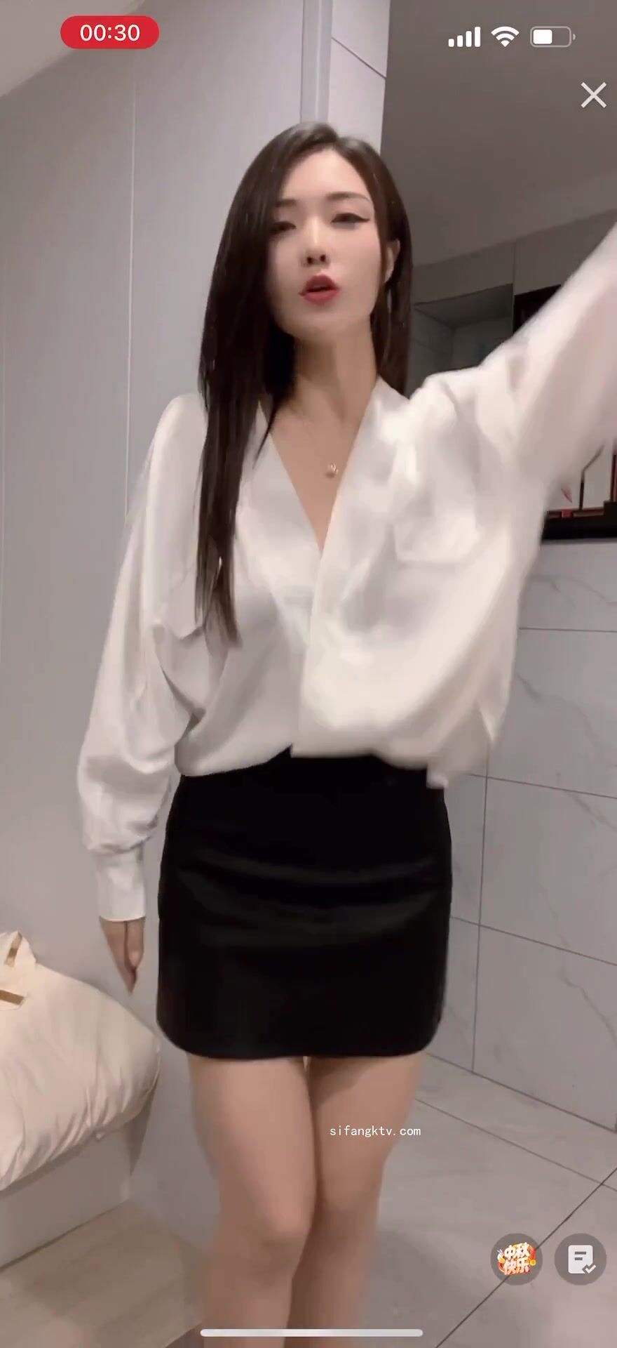 最新《瘋狂抖音》外篇之《抖音擦邊3》顏值主播直播各顯神通 閃現 走光露點 刷邊PK (48)