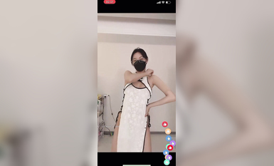 最新《瘋狂抖音》外篇之《抖音擦邊3》顏值主播直播各顯神通 閃現 走光露點 刷邊PK (5)