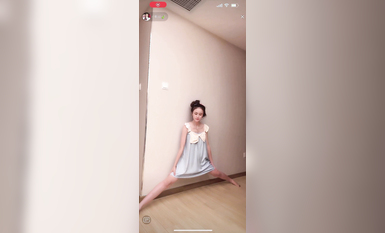 最新《瘋狂抖音》外篇之《抖音擦邊3》顏值主播直播各顯神通 閃現 走光露點 刷邊PK (215)