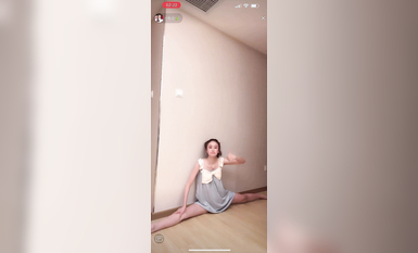 最新《瘋狂抖音》外篇之《抖音擦邊3》顏值主播直播各顯神通 閃現 走光露點 刷邊PK (215)