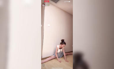 最新《瘋狂抖音》外篇之《抖音擦邊3》顏值主播直播各顯神通 閃現 走光露點 刷邊PK (215)