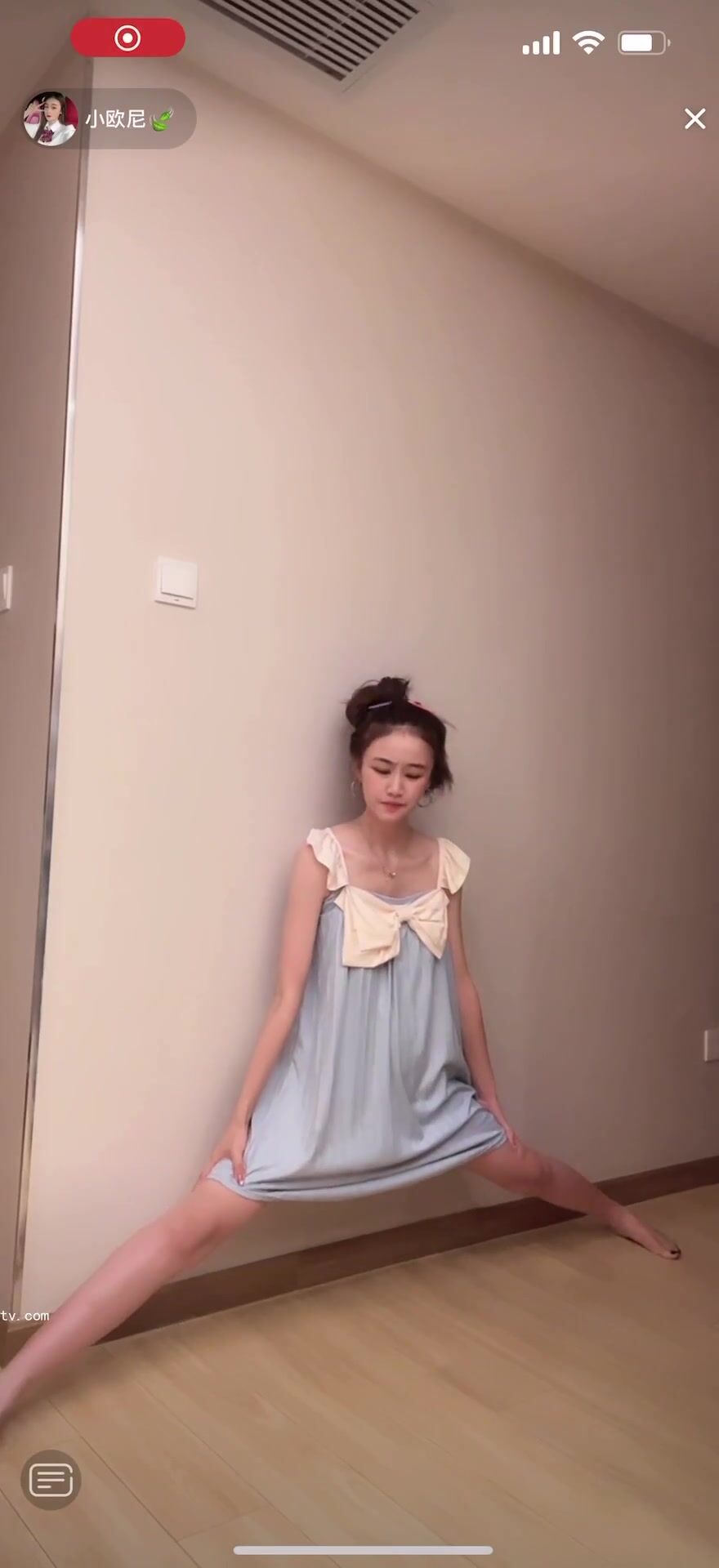 最新《瘋狂抖音》外篇之《抖音擦邊3》顏值主播直播各顯神通 閃現 走光露點 刷邊PK (215)