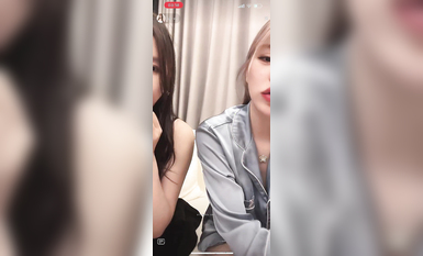 最新《瘋狂抖音》外篇之《抖音擦邊3》顏值主播直播各顯神通 閃現 走光露點 刷邊PK (22)