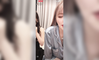 最新《瘋狂抖音》外篇之《抖音擦邊3》顏值主播直播各顯神通 閃現 走光露點 刷邊PK (22)