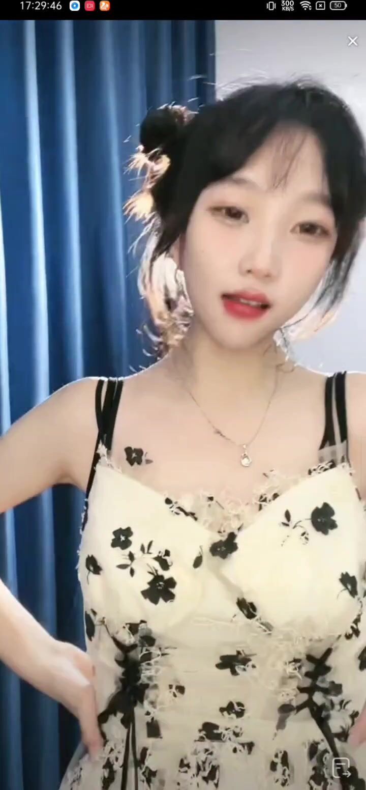 最新《瘋狂抖音》外篇之《抖音擦邊3》顏值主播直播各顯神通 閃現 走光露點 刷邊PK (12)