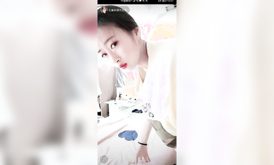 最新《瘋狂抖音》外篇之《抖音擦邊3》顏值主播直播各顯神通 閃現 走光露點 刷邊PK (132)