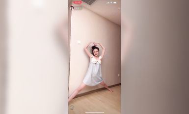 最新《瘋狂抖音》外篇之《抖音擦邊3》顏值主播直播各顯神通 閃現 走光露點 刷邊PK (200)