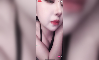 最新《瘋狂抖音》外篇之《抖音擦邊3》顏值主播直播各顯神通 閃現 走光露點 刷邊PK (39)