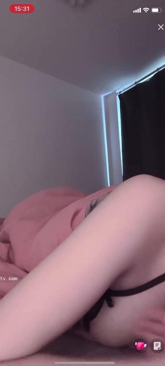 最新《瘋狂抖音》外篇之《抖音擦邊3》顏值主播直播各顯神通 閃現 走光露點 刷邊PK (39)