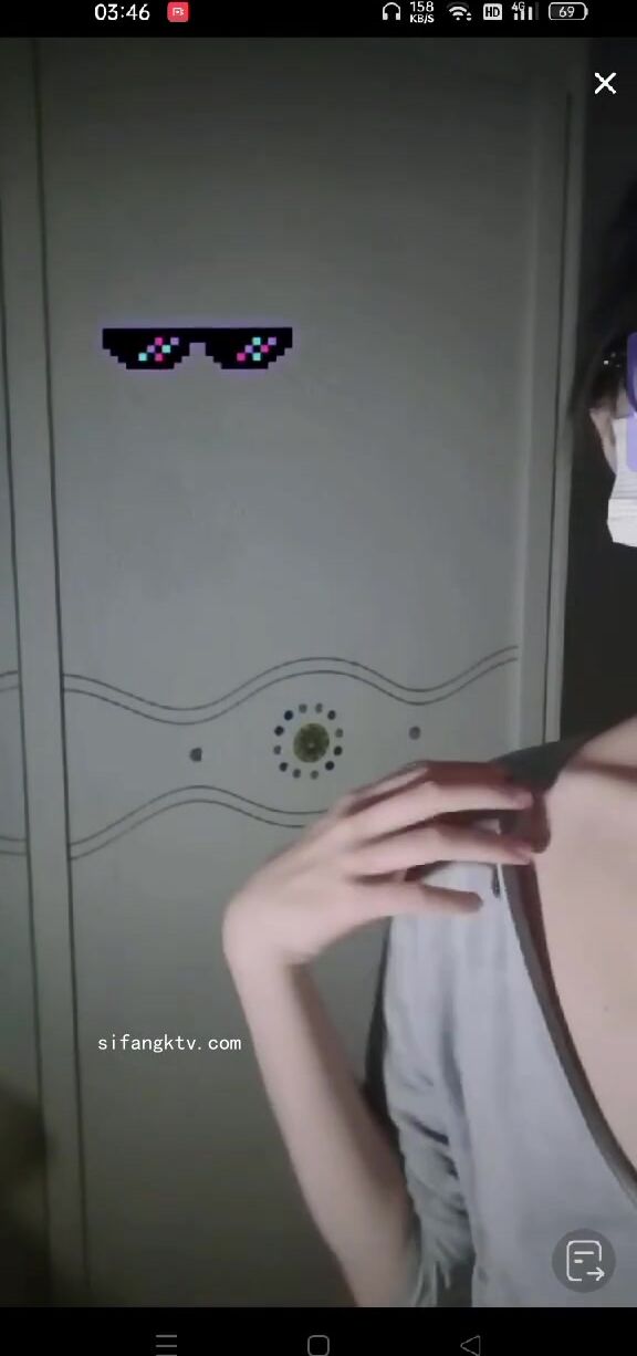 最新《瘋狂抖音》外篇之《抖音擦邊3》顏值主播直播各顯神通 閃現 走光露點 刷邊PK (169)