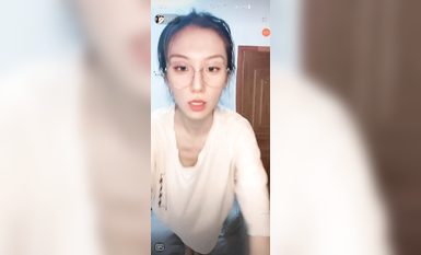 最新《瘋狂抖音》外篇之《抖音擦邊3》顏值主播直播各顯神通 閃現 走光露點 刷邊PK (75)