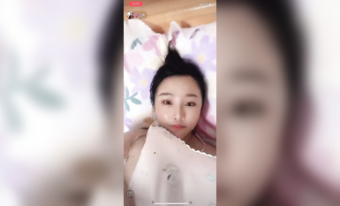 最新《瘋狂抖音》外篇之《抖音擦邊3》顏值主播直播各顯神通 閃現 走光露點 刷邊PK (143)