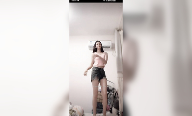 最新《瘋狂抖音》外篇之《抖音擦邊3》顏值主播直播各顯神通 閃現 走光露點 刷邊PK (119)