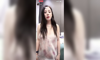 最新《瘋狂抖音》外篇之《抖音擦邊3》顏值主播直播各顯神通 閃現 走光露點 刷邊PK (21)