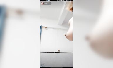 最新《瘋狂抖音》外篇之《抖音擦邊3》顏值主播直播各顯神通 閃現 走光露點 刷邊PK (175)