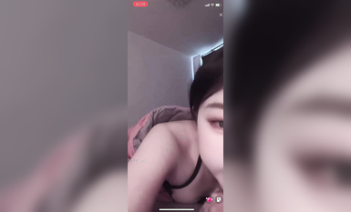 最新《瘋狂抖音》外篇之《抖音擦邊3》顏值主播直播各顯神通 閃現 走光露點 刷邊PK (35)