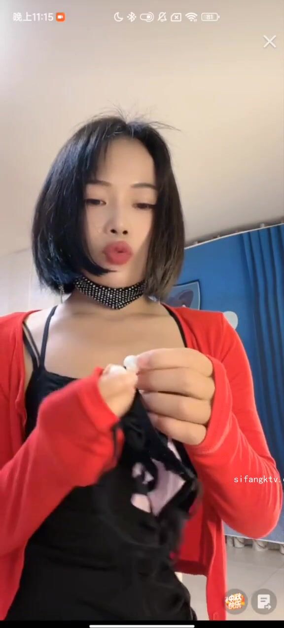 最新《瘋狂抖音》外篇之《抖音擦邊3》顏值主播直播各顯神通 閃現 走光露點 刷邊PK (81)