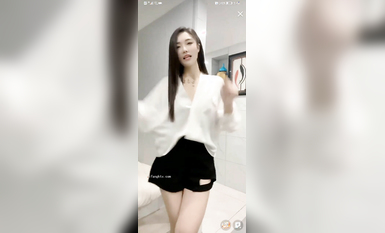 最新《瘋狂抖音》外篇之《抖音擦邊3》顏值主播直播各顯神通 閃現 走光露點 刷邊PK (44)