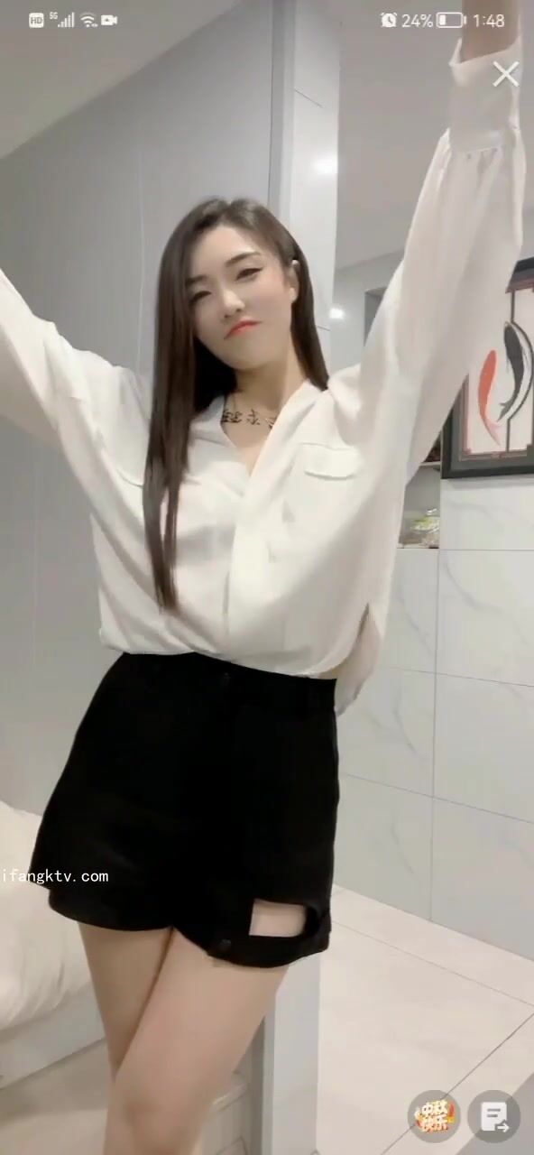 最新《瘋狂抖音》外篇之《抖音擦邊3》顏值主播直播各顯神通 閃現 走光露點 刷邊PK (44)