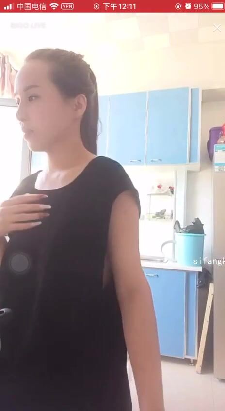 最新《瘋狂抖音》外篇之《抖音擦邊3》顏值主播直播各顯神通 閃現 走光露點 刷邊PK (177)