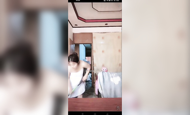 最新《瘋狂抖音》外篇之《抖音擦邊3》顏值主播直播各顯神通 閃現 走光露點 刷邊PK (148)