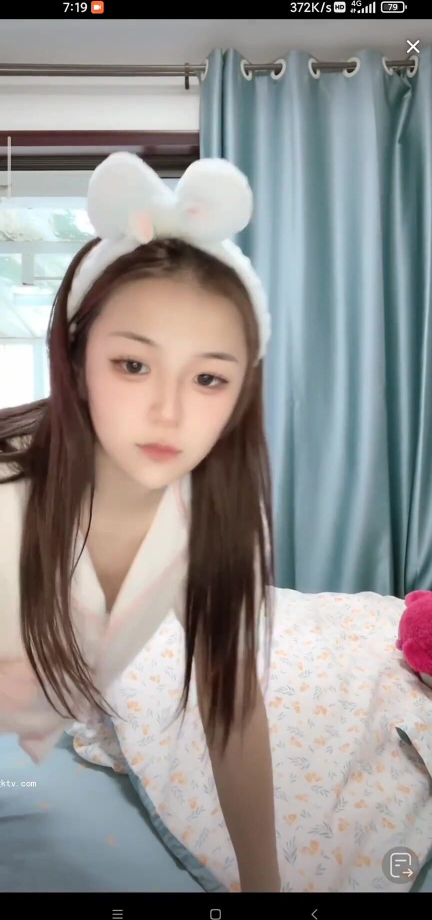 最新《瘋狂抖音》外篇之《抖音擦邊3》顏值主播直播各顯神通 閃現 走光露點 刷邊PK (42)