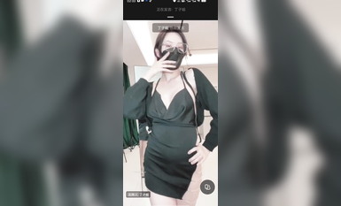 最新《瘋狂抖音》外篇之《抖音擦邊3》顏值主播直播各顯神通 閃現 走光露點 刷邊PK (8)