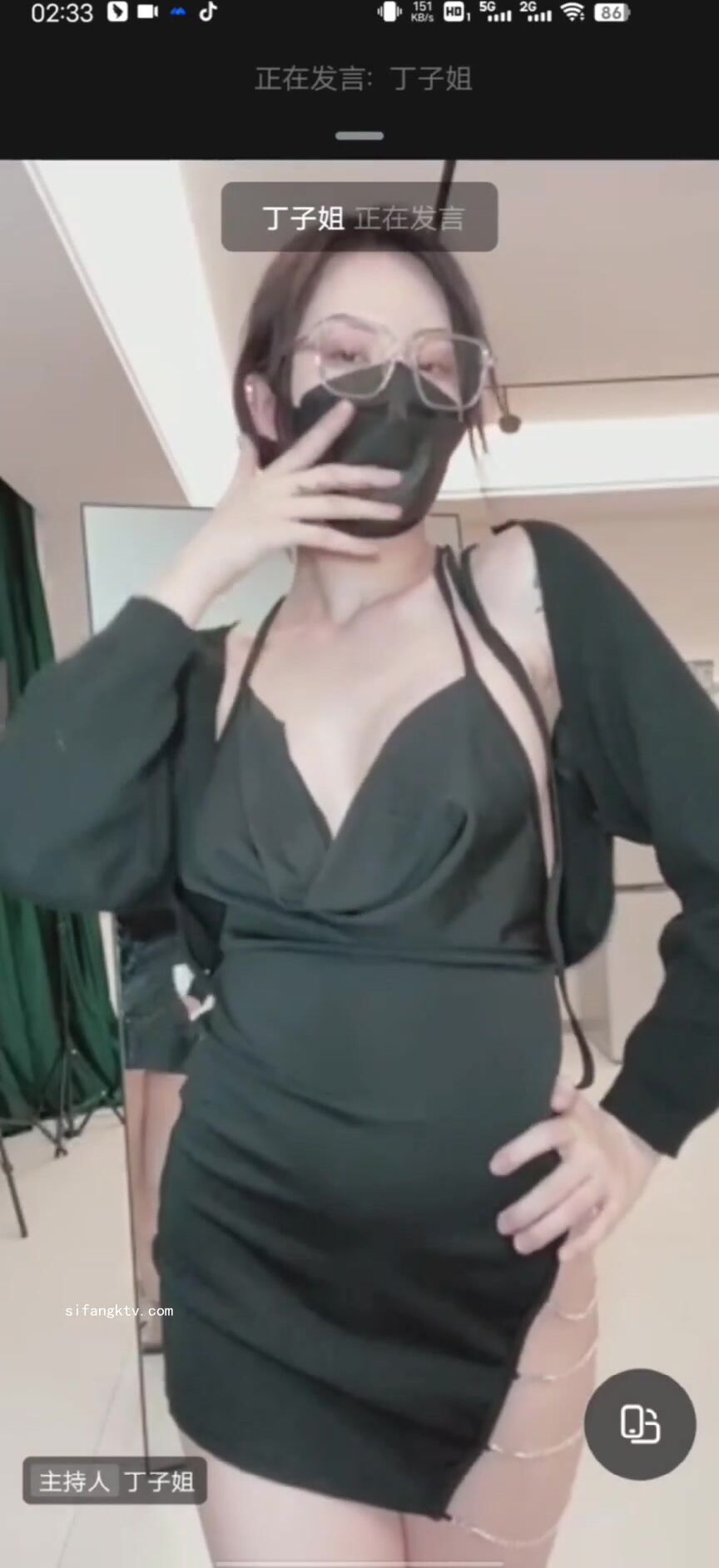 最新《瘋狂抖音》外篇之《抖音擦邊3》顏值主播直播各顯神通 閃現 走光露點 刷邊PK (8)