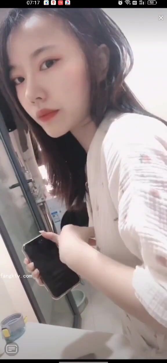 最新《瘋狂抖音》外篇之《抖音擦邊3》顏值主播直播各顯神通 閃現 走光露點 刷邊PK (71)