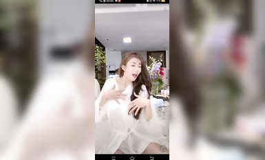 最新《瘋狂抖音》外篇之《抖音擦邊3》顏值主播直播各顯神通 閃現 走光露點 刷邊PK (162)